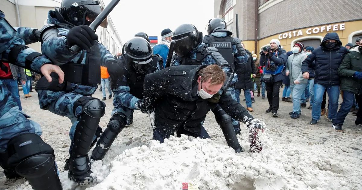 Власти считают митинги фактором дестабилизации и готовы повышать доходы силовиков