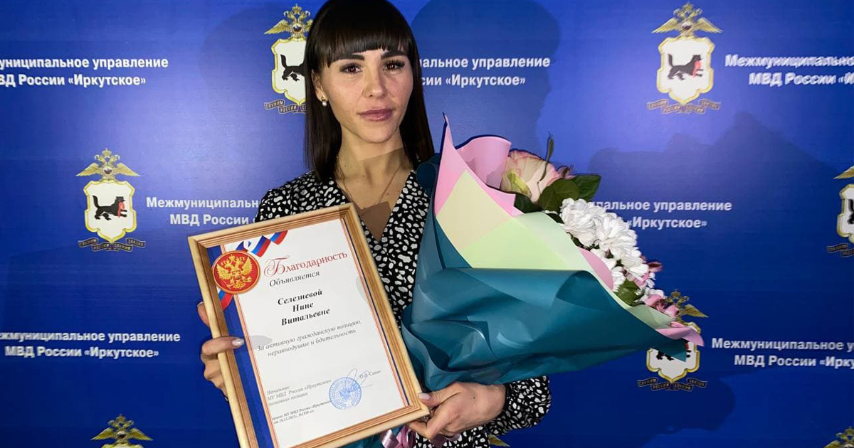 Сотрудница салона связи не дала аферистам увести у старушки 1,5 миллиона